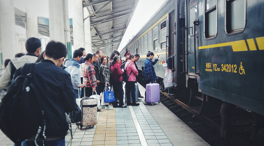 正月初一客流继续回落 全国铁路预计发送旅客389万人次