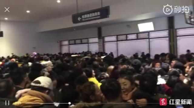 2018最后一夜 上千游客滞留峨眉山等待下山