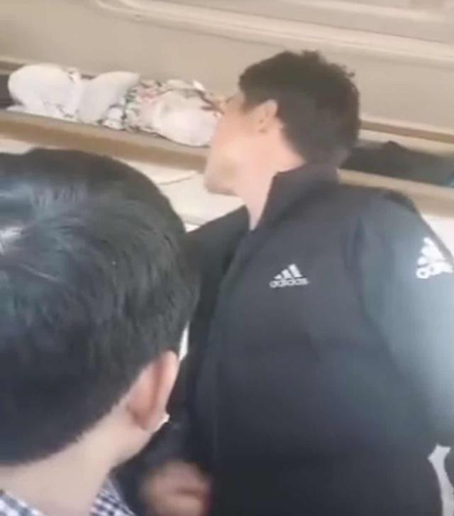 云南导游威胁“整死”乘客 当地部门：吊销导游证 旅行社停业整改