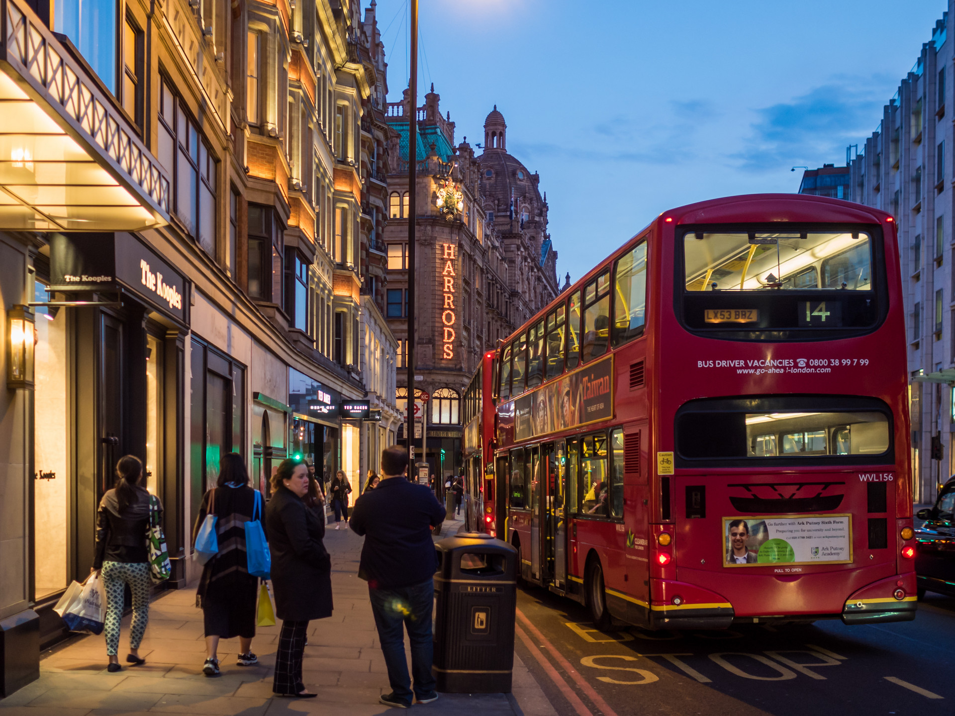 为重振旅游业 英国将隔离时间缩短至5天