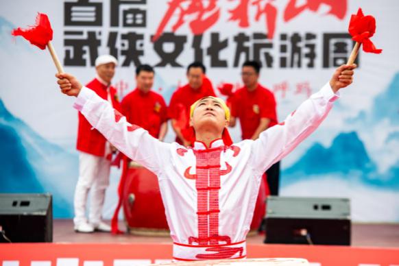 致敬金庸！首届鹿鼎山武侠文化周大兴安岭鹿鼎山景区开幕