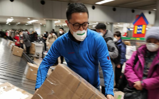 变身“国际快递员”  出境领队义务“带货”协助海外人士捐赠医疗物资