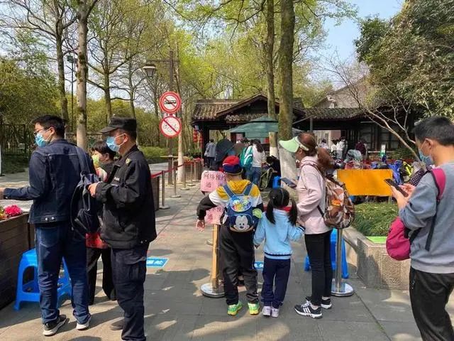 西湖边堵成这样了！今天杭城多个景点预约全满，车流猛增排长队！农家乐也人气火爆