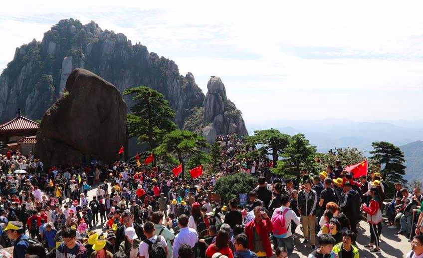  人挤人！黄山景区现场拥挤不堪，紧急停止入园