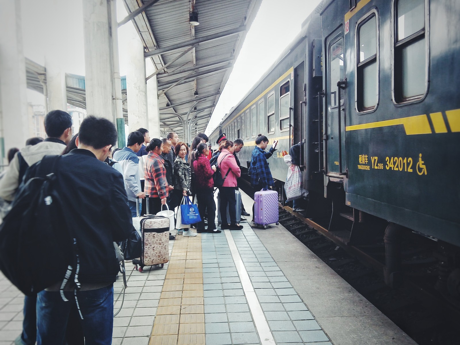 全国铁路客流持续高位运行，连续六天发送旅客超千万人次