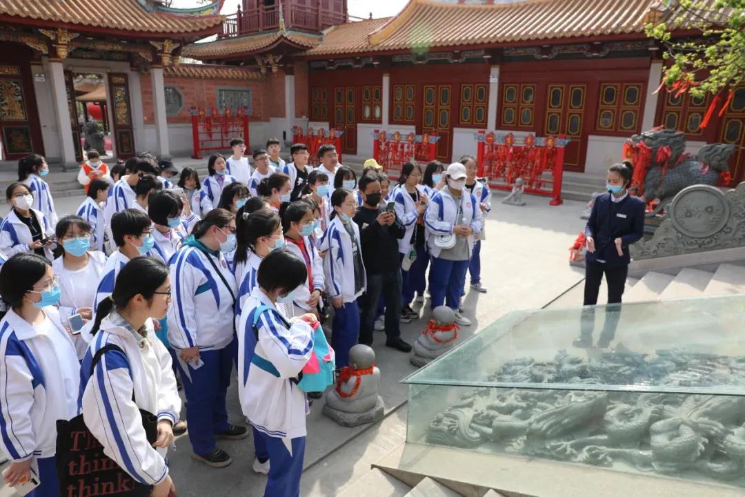 景区“扣押”700名学生之后，我们问了这三个问题……