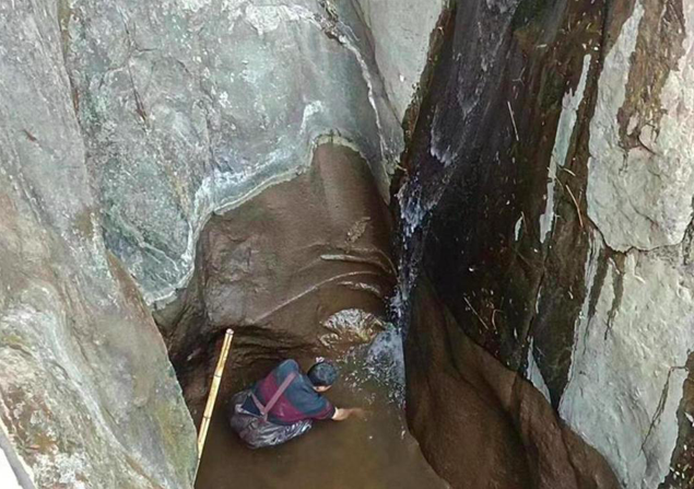 景区抽水8小时捞手机遭质疑，当事游客回应称没有特殊身份