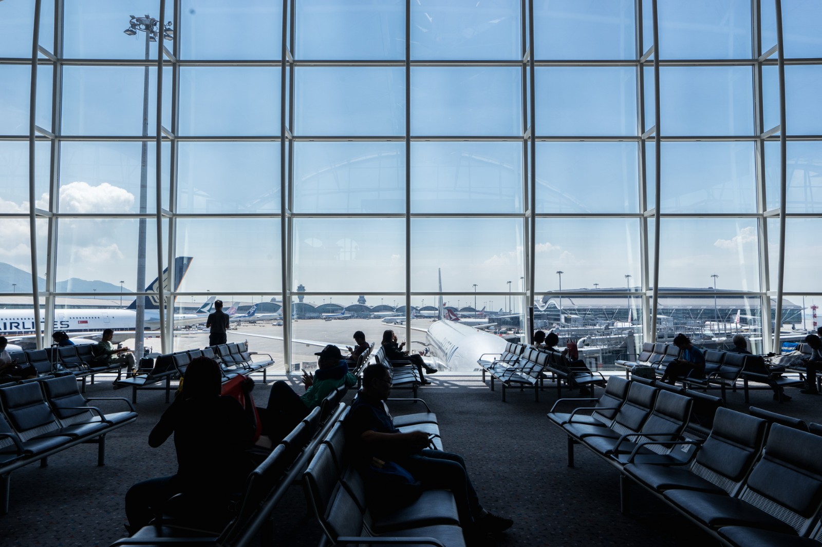 香港机场4月客运量310万人次 同比飙升约24倍