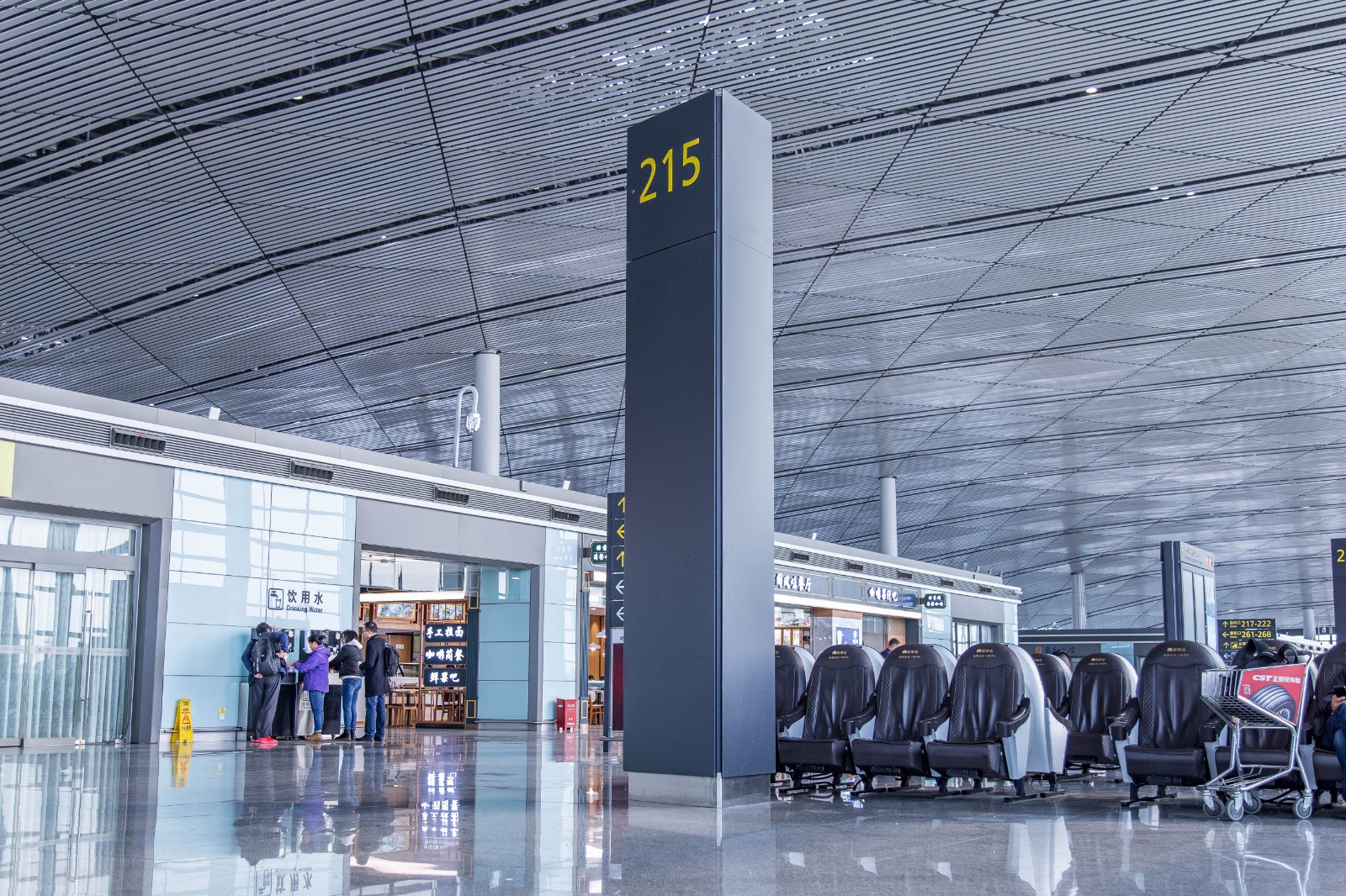 今年前三季度全国累计出入境人员达5.1亿人次