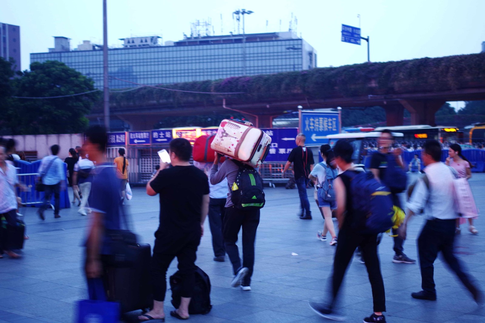 大年初三，国铁广州局预计发送旅客201.5万人次