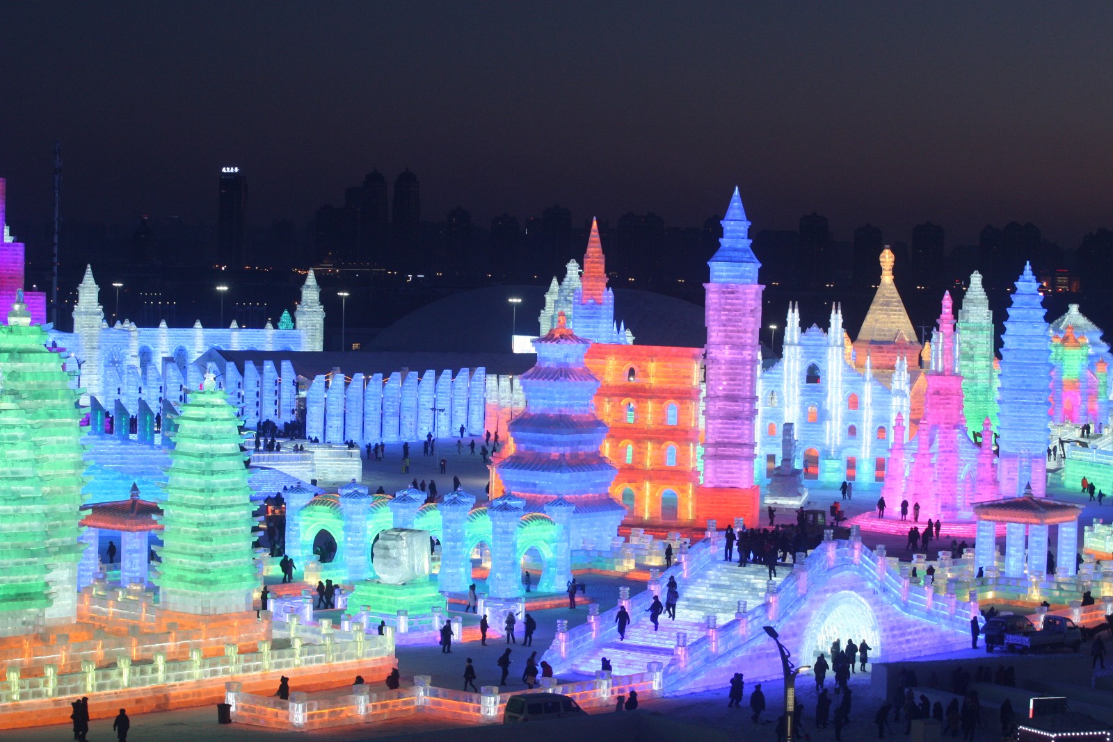 哈尔滨冰雪大世界官宣与迪士尼中国合作，今冬推出《冰雪奇缘》主题冰雪区域